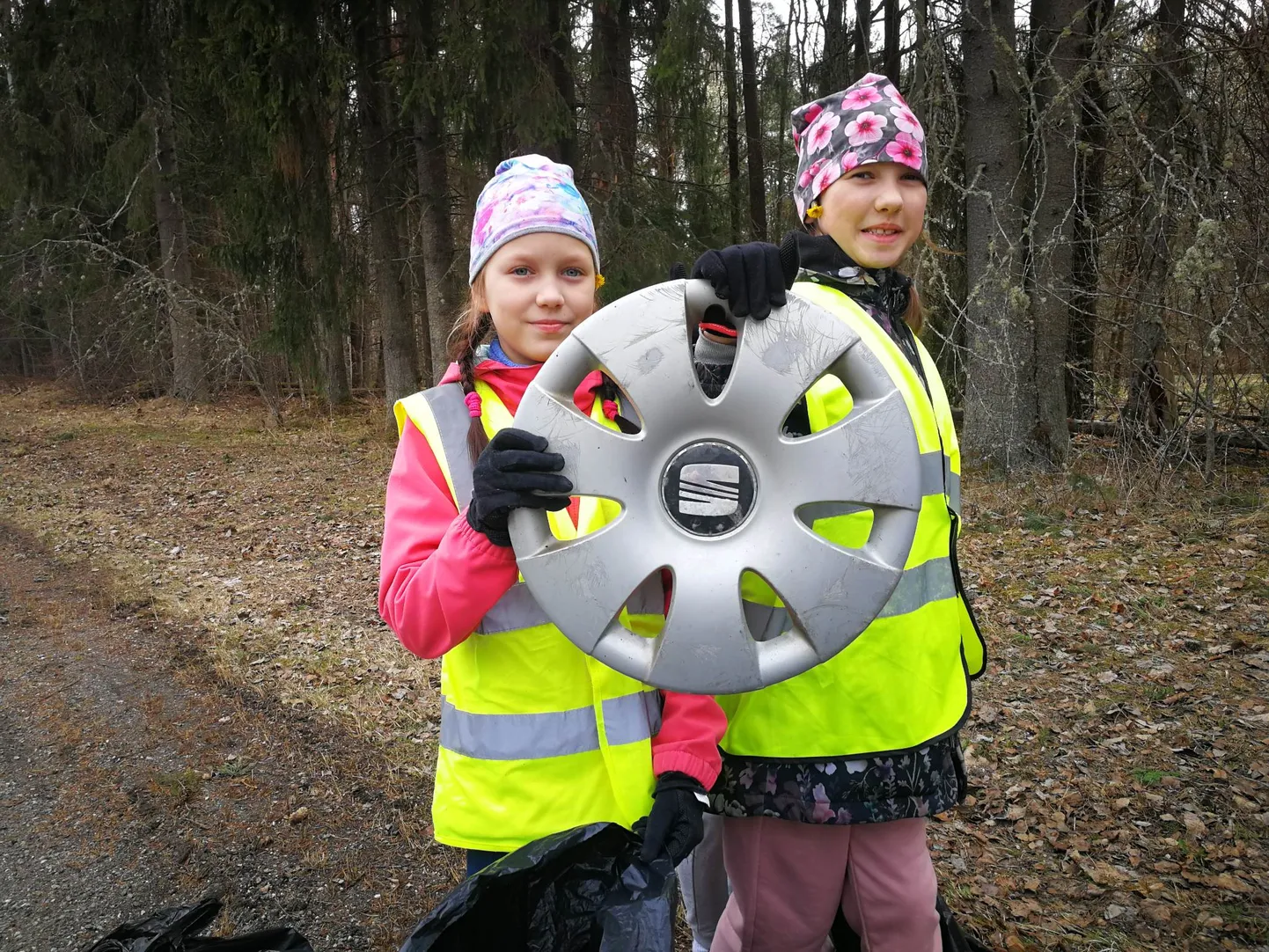 Hargla lapsed talgunädalal prügi koristamas.