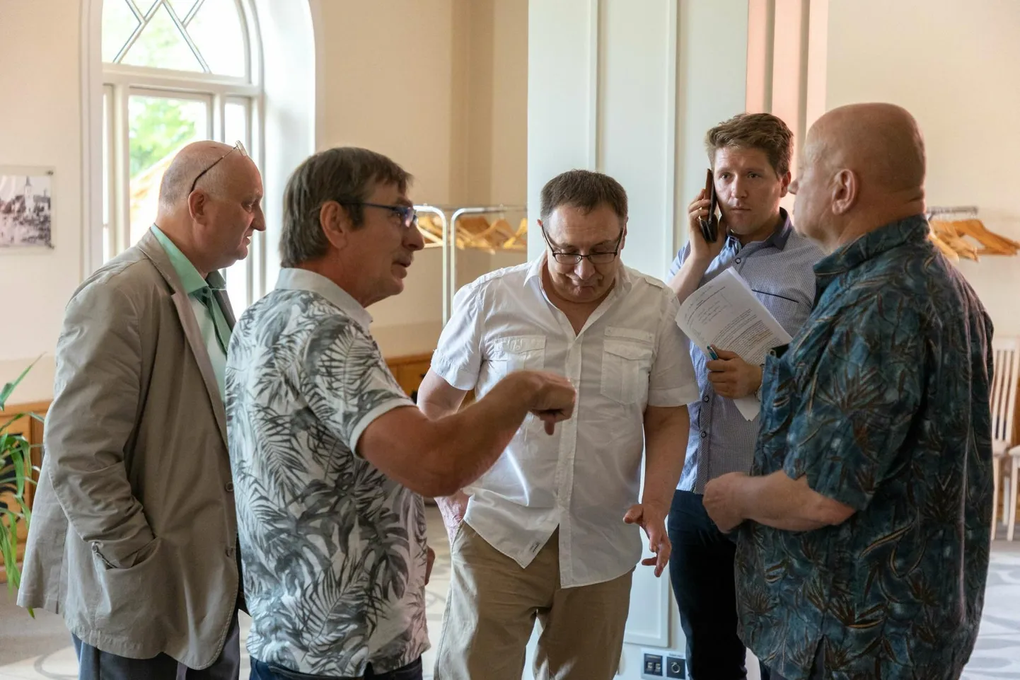 Uue võimuliidu loomiseks teevad teiste hulgas koostööd linnavolinikud Priit Põder (vasakult), Mart Mikson, Mihhail Feštšin, Ründo Mülts ja Andrus Tull.