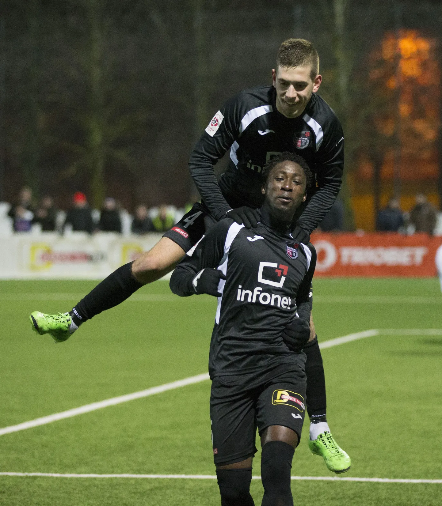Ofosu Appiah (esiplaanil) ja Vladimir Avilov.