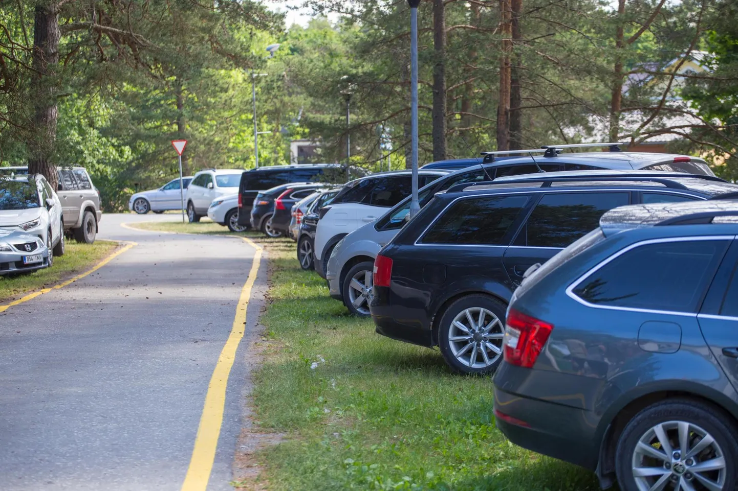 Võsu on suvel parkivaid autosid täis.