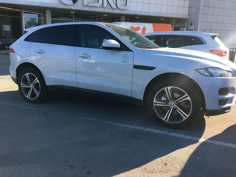 Alari Kivisaar vurab ringi uue autoga