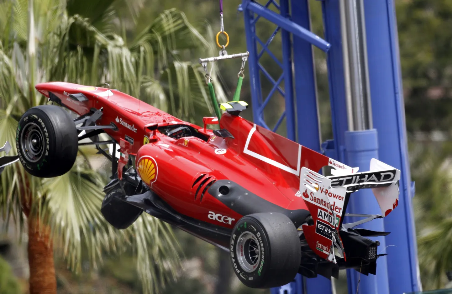 Fernando Alonso vormel tuli rajalt kraanaga eemaldada.