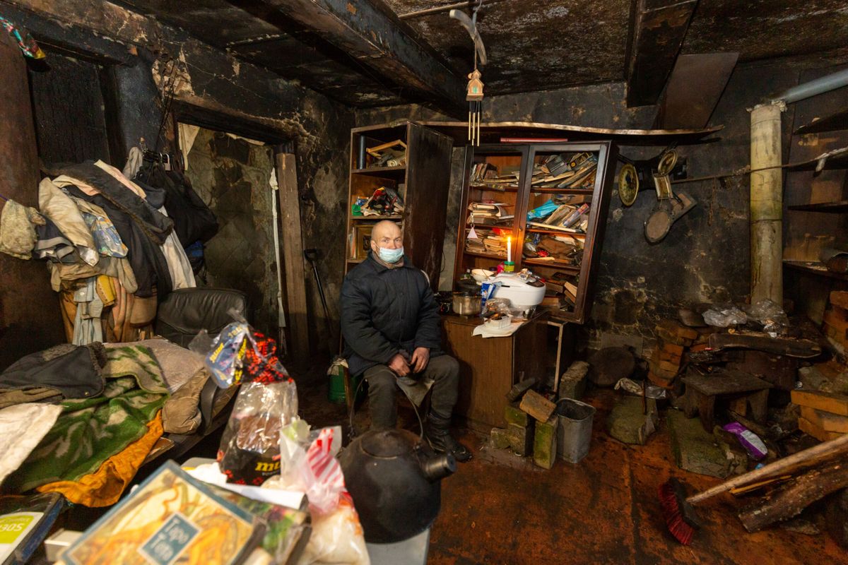 Jõulud Kookla külas põlenud majas.
Igor Poliakov elab külma ja suitsu täis tuba trotsides põlenud majas edasi. Talle on erinevaid pakkumisi tehtud valla poolt ja ka mõned eraisikud on pakkunud, aga tema ikkagi tahab olla oma elukohas.