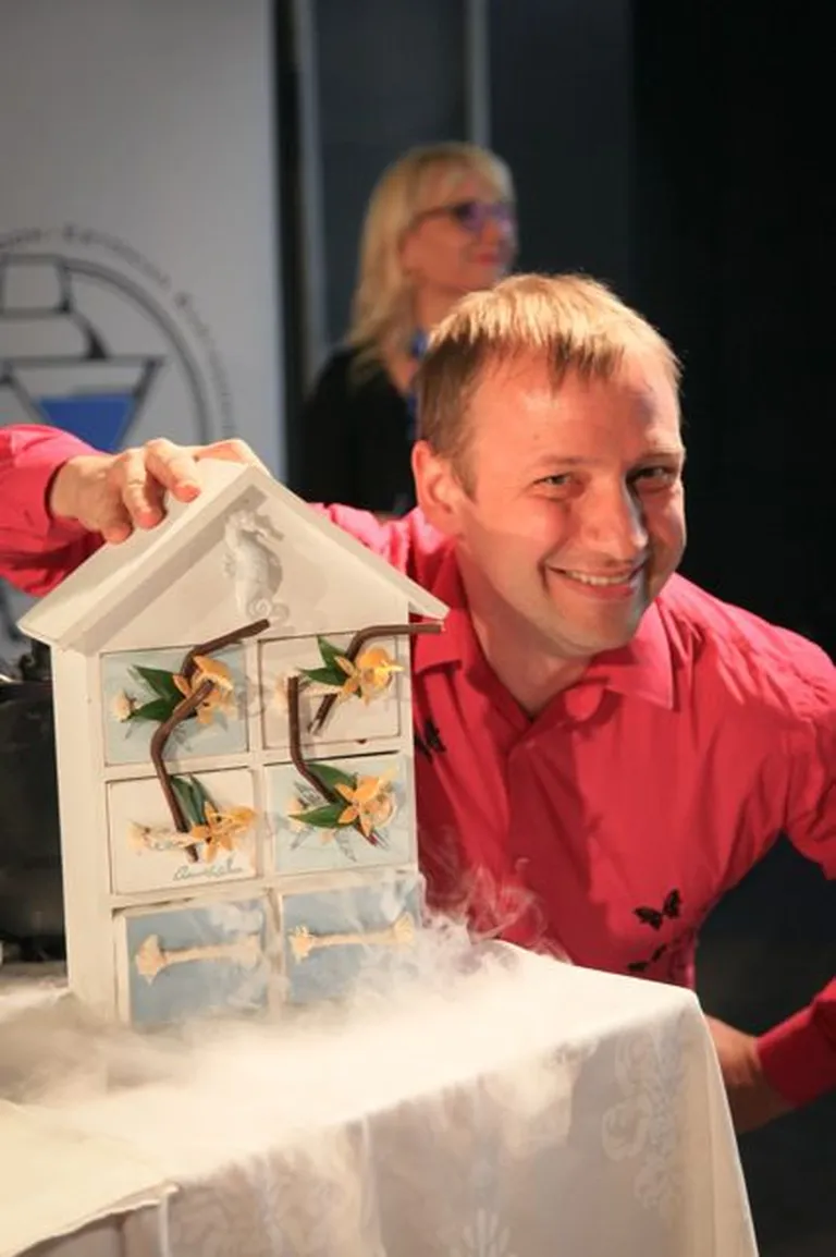 Kalvadose kokteilivõistlusel võidutsesid Butterfly Lounge´i baarmenid - I koht Kristo Tomingas
