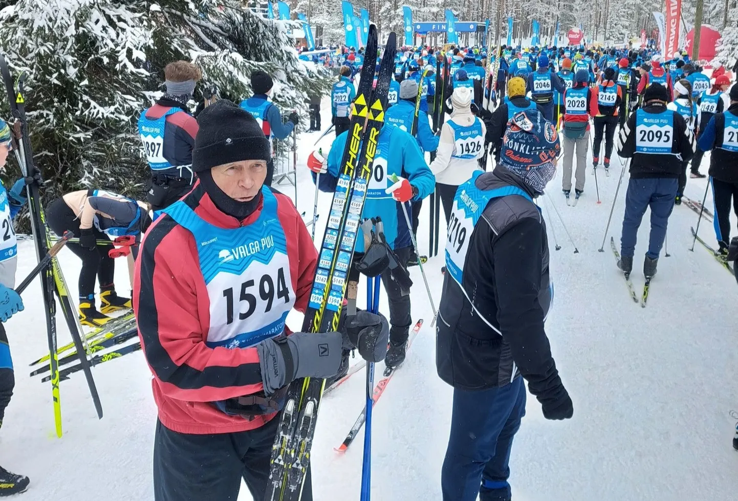 Tänavune kauge asukoht Ida-Virumaal Tartu maratoni veterani, 83-aastast Henn Hollot ei kõigutanud. Ühes tütre ja pojaga sõitis ta möödunud pühapäeval Alutagusele, et rada ikkagi läbi sõita.