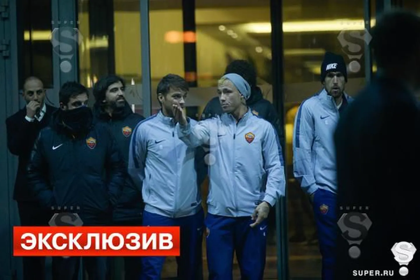 Roma mängijad väljumas Moskva striptiisiklubist.