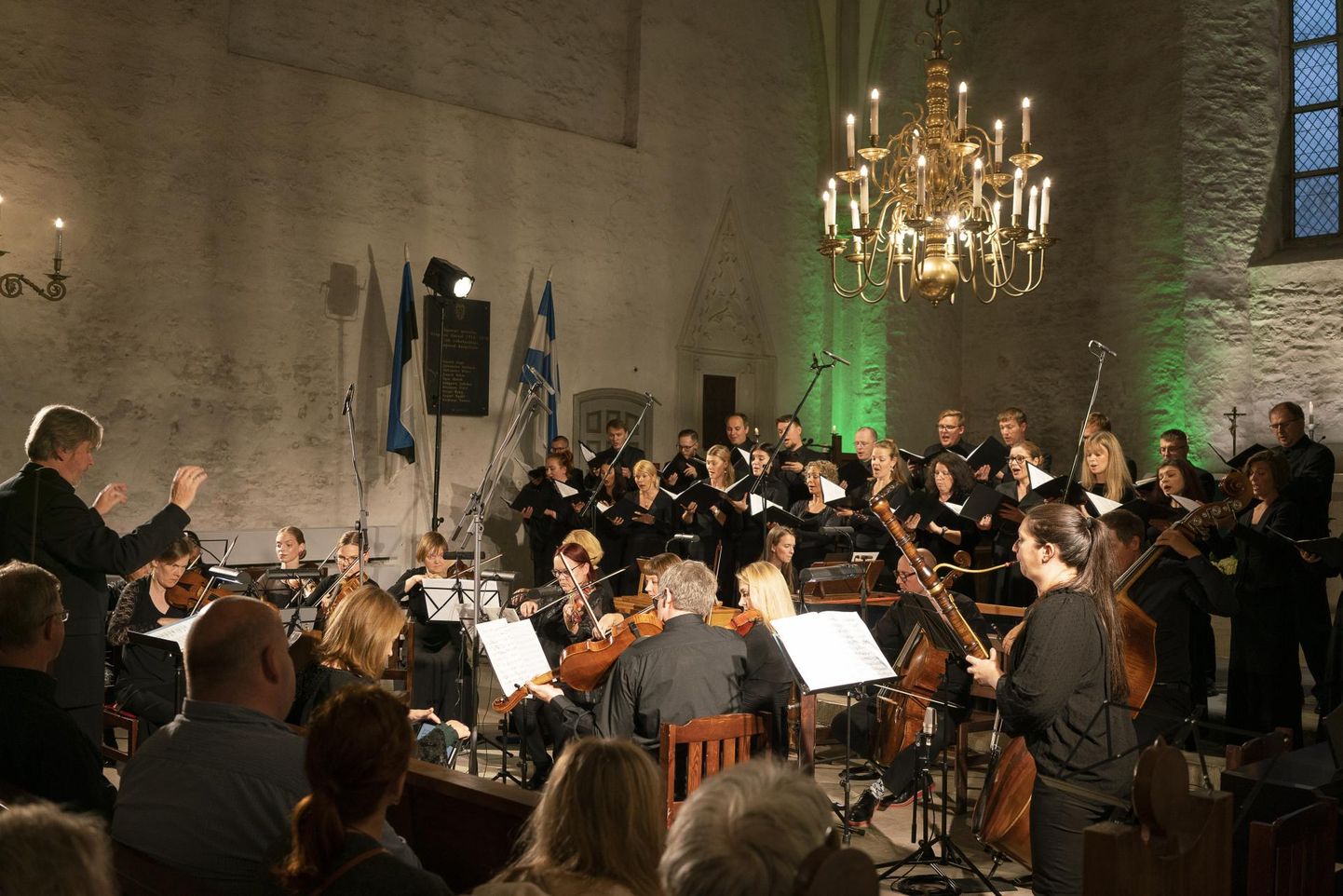 Festivali avaõhtu. Bachi motetid ja kantaadid Haapsalu toomkirikus, dirigendiks Toomas Siitan. 
