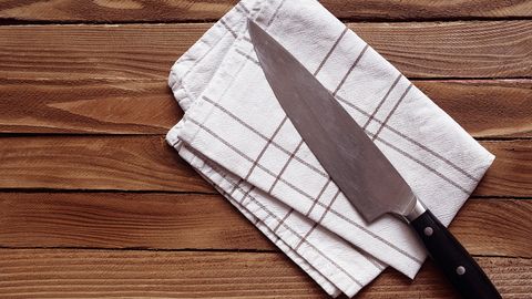 VIDEO ⟩ Vīrietis Aizkrauklē dodas uz kafejnīcu, bet nonāk slimnīcā ar durtu brūci