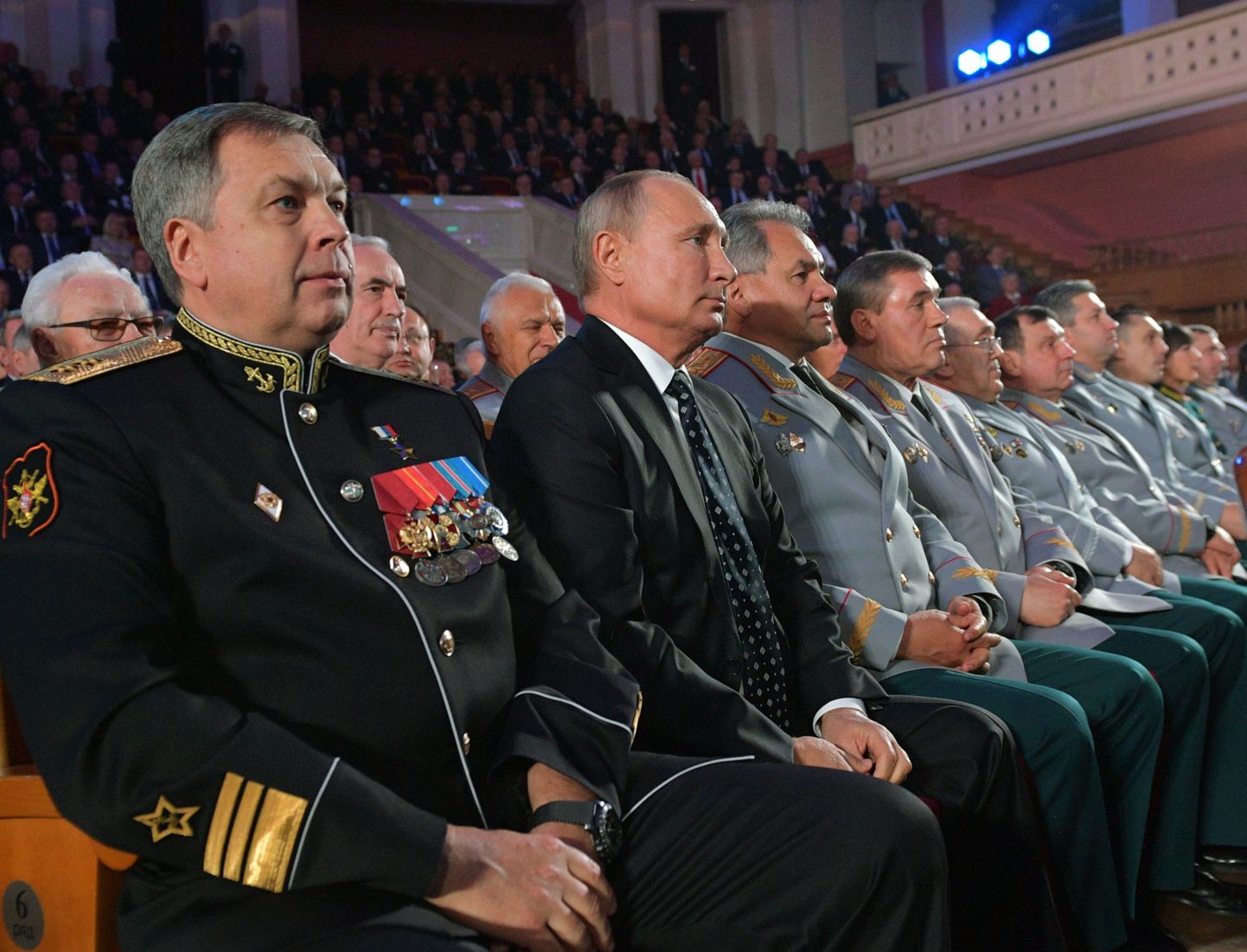 Praegu Vene sõjaväeluuret juhtiv mereväeohvitser Igor Kostjukov (esiplaanil) president Vladimir Putini kõrval.