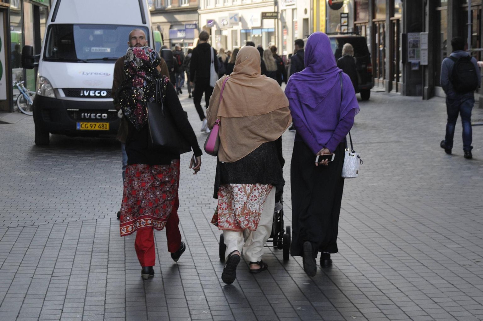 Moslemi pearätiga naised jalutamas Kopenhaageni tänaval.