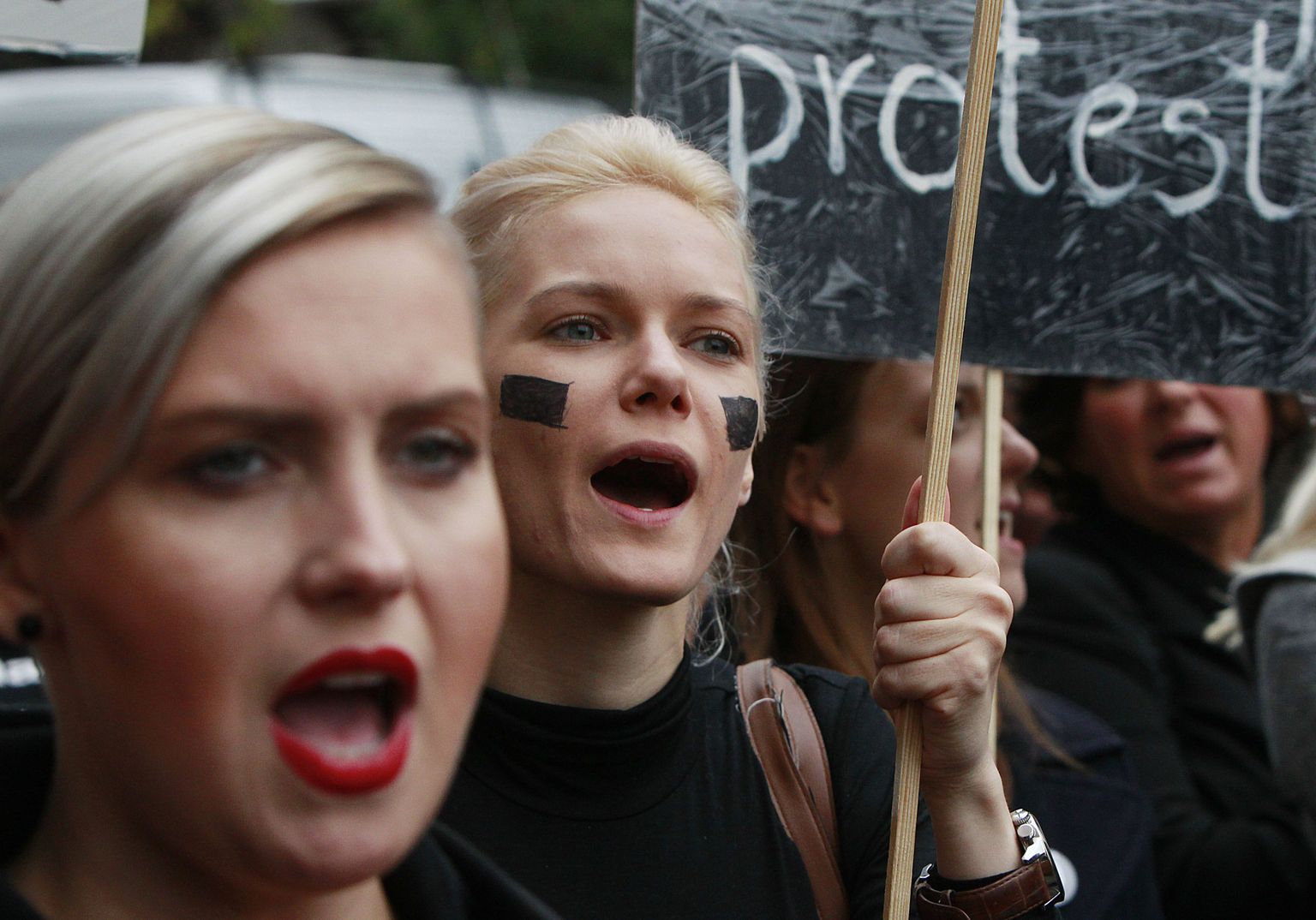 Poola naised avaldamas meelt abordikeelu vastu.