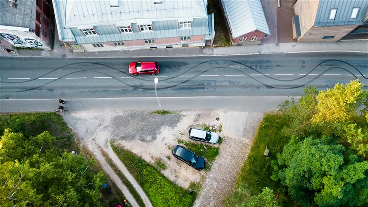 Tundmatuks jääda soovinud autojuht on endast Tartus Jakobi tänaval maha jätnud suured jäljed.