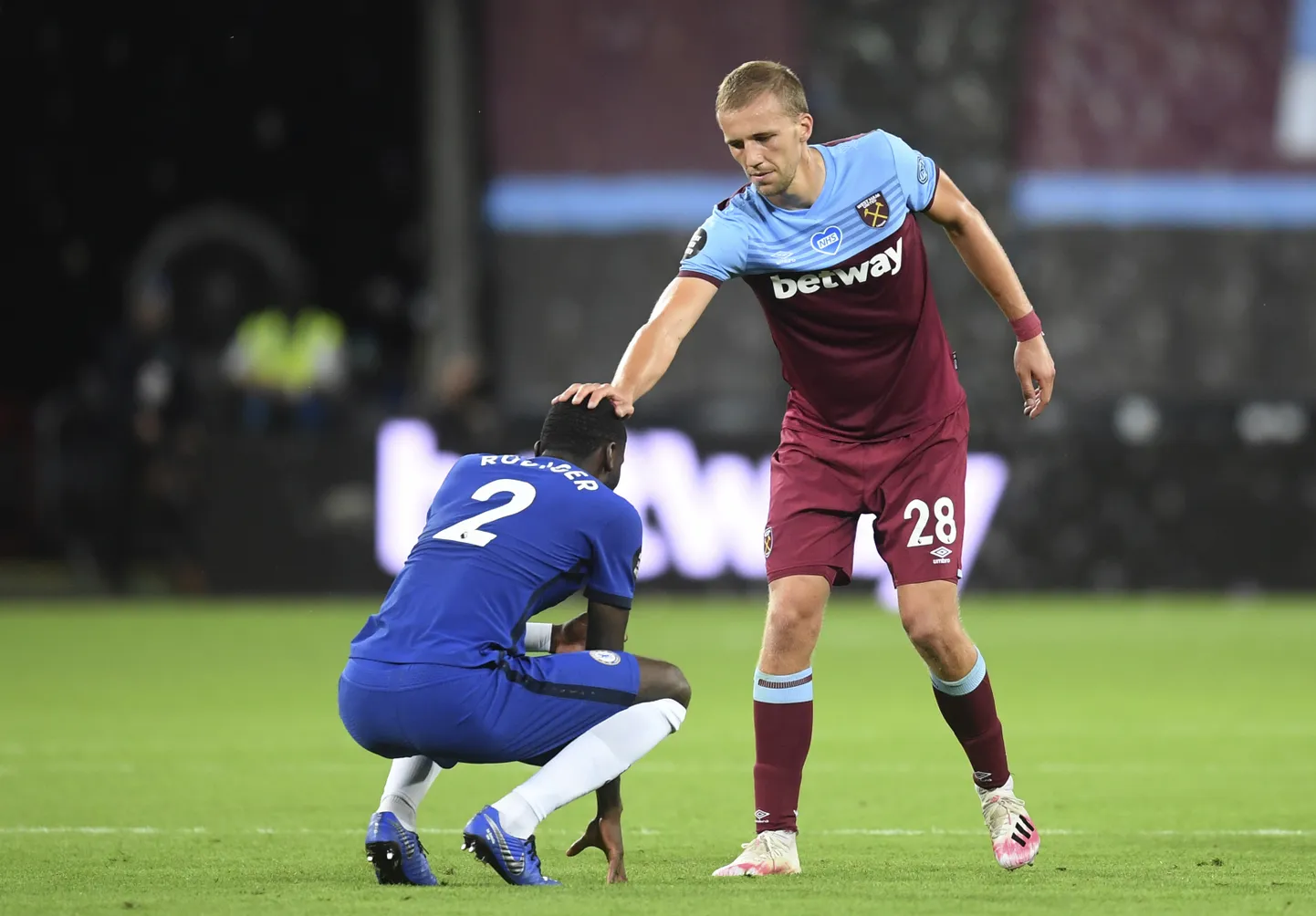 West Hami avavärava löönud Tomas Soucek lohutab pärast mängu Chelsea jalgpallurit Antonio Rudigeri.