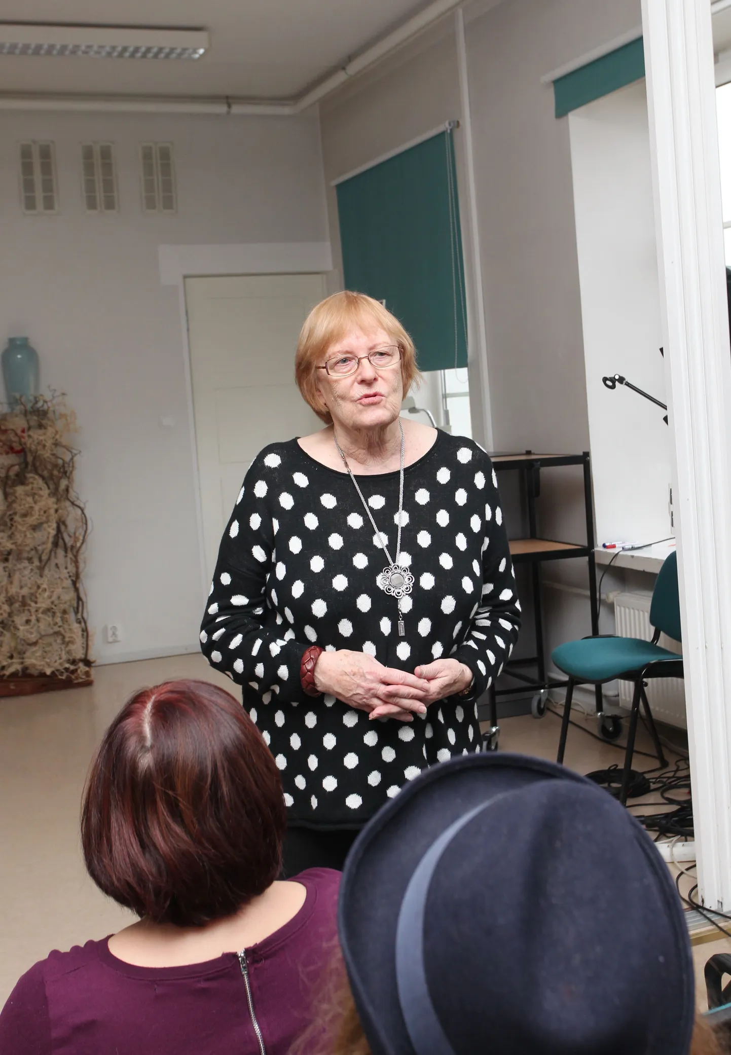 Helga Nõu kohtus 15. oktoobril lugejatega Tartu linnaraamatukogu saalis.