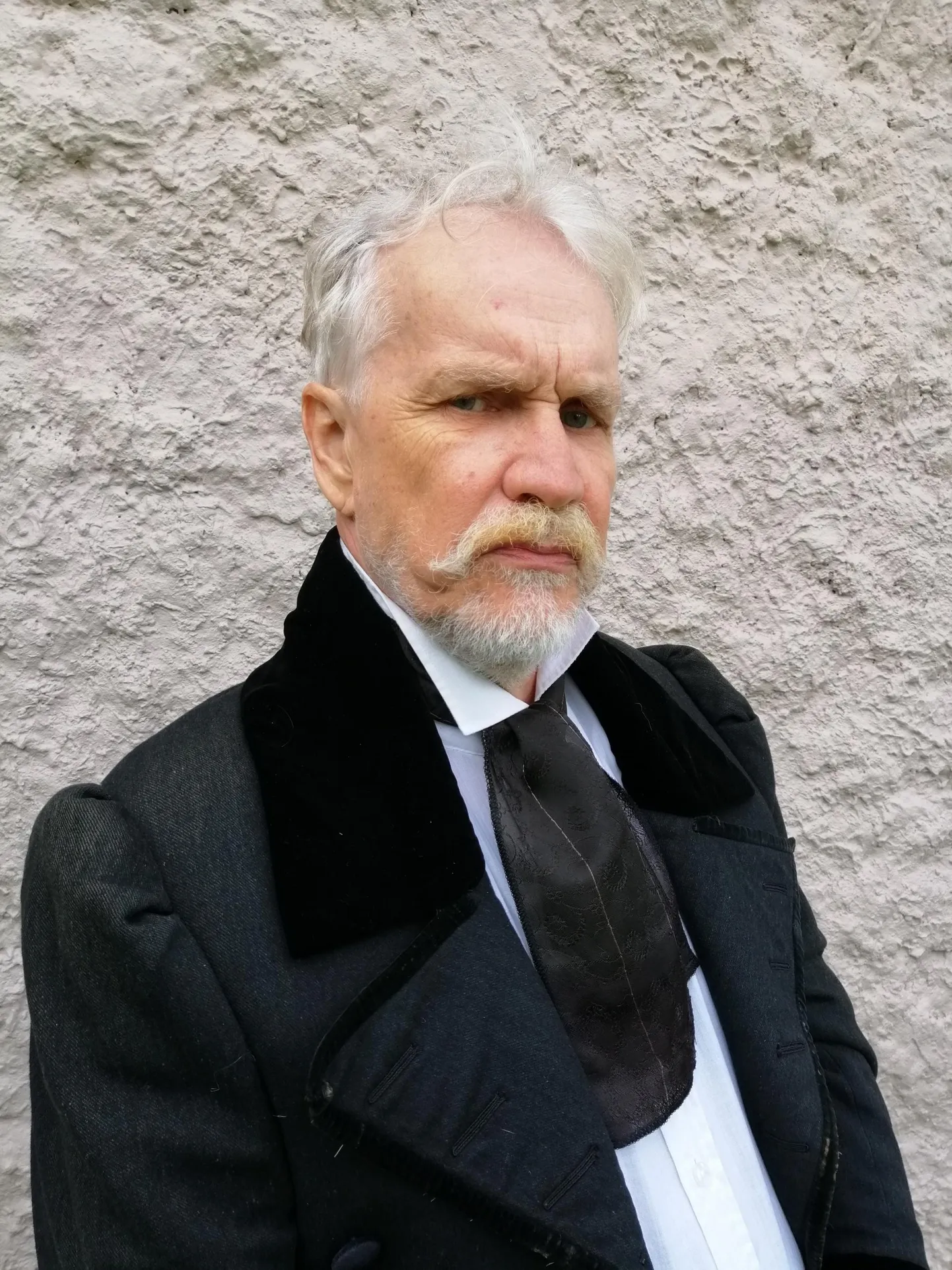 Toomas Suuman kehastub lavastuses kuulsaks teadlaseks Karl Ernst von Baeriks.