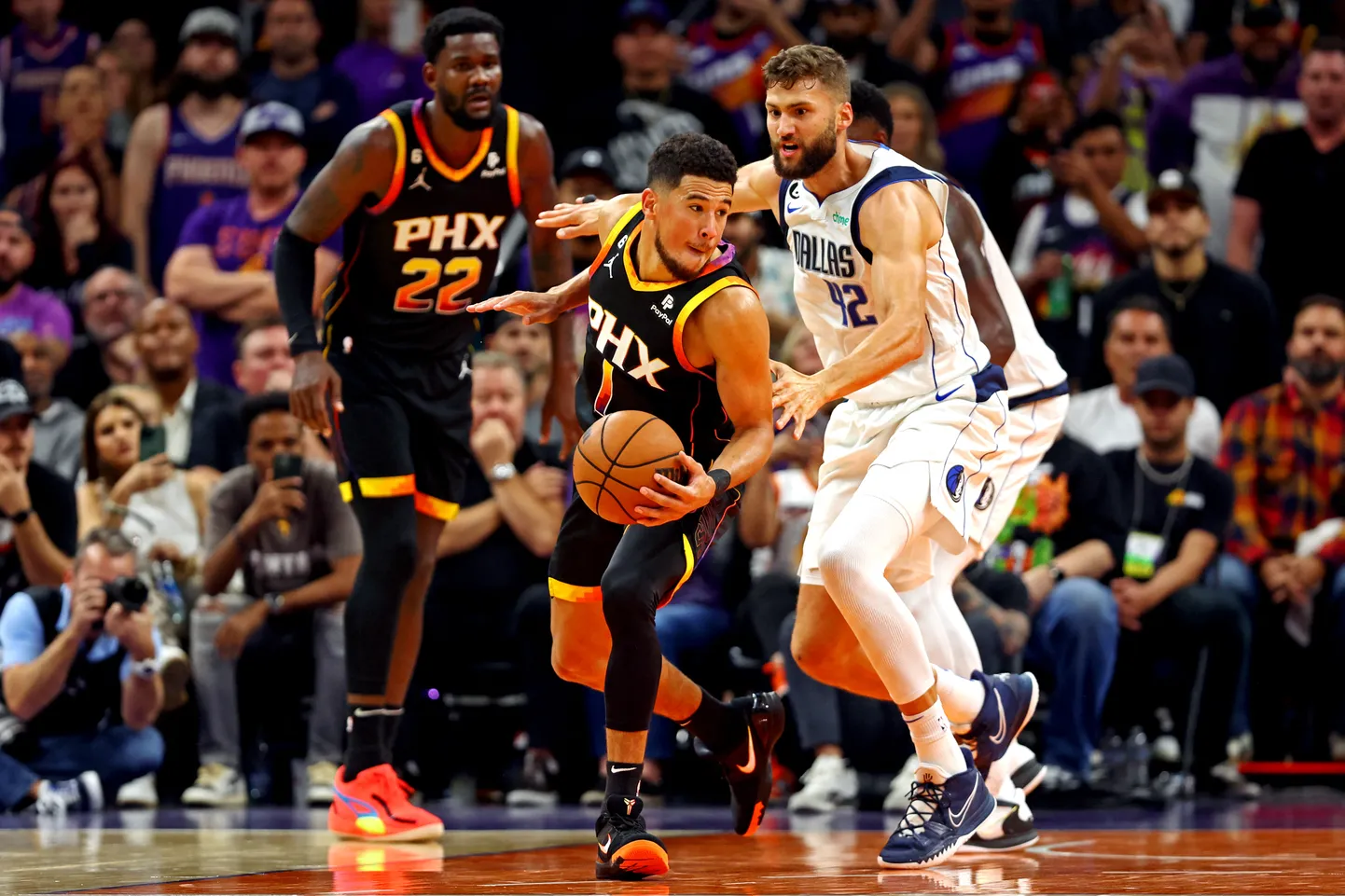 Fīniksas "Suns" un Dalasas "Mavericks" basketbolisti