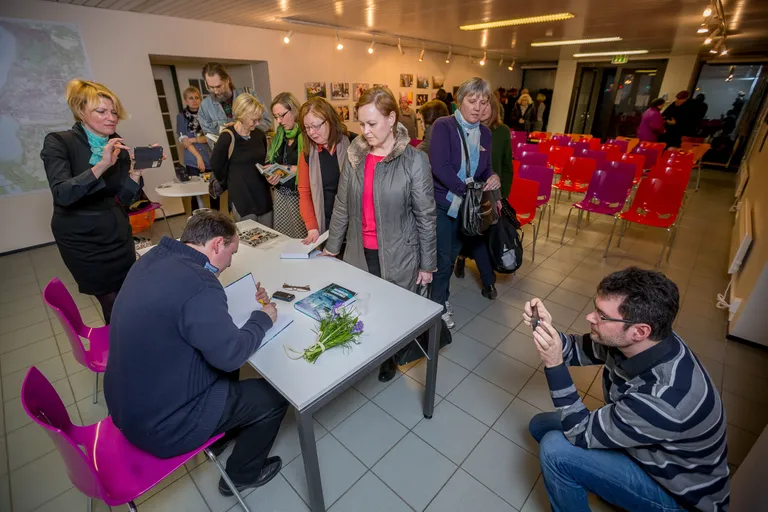 Andrei Ivanov raamatu «Kuutõbise pihtimus» esitlus, esiplaanil jäädvustab sündmust luuletaja Igor Kotjuh. Foto Sander Ilvest
