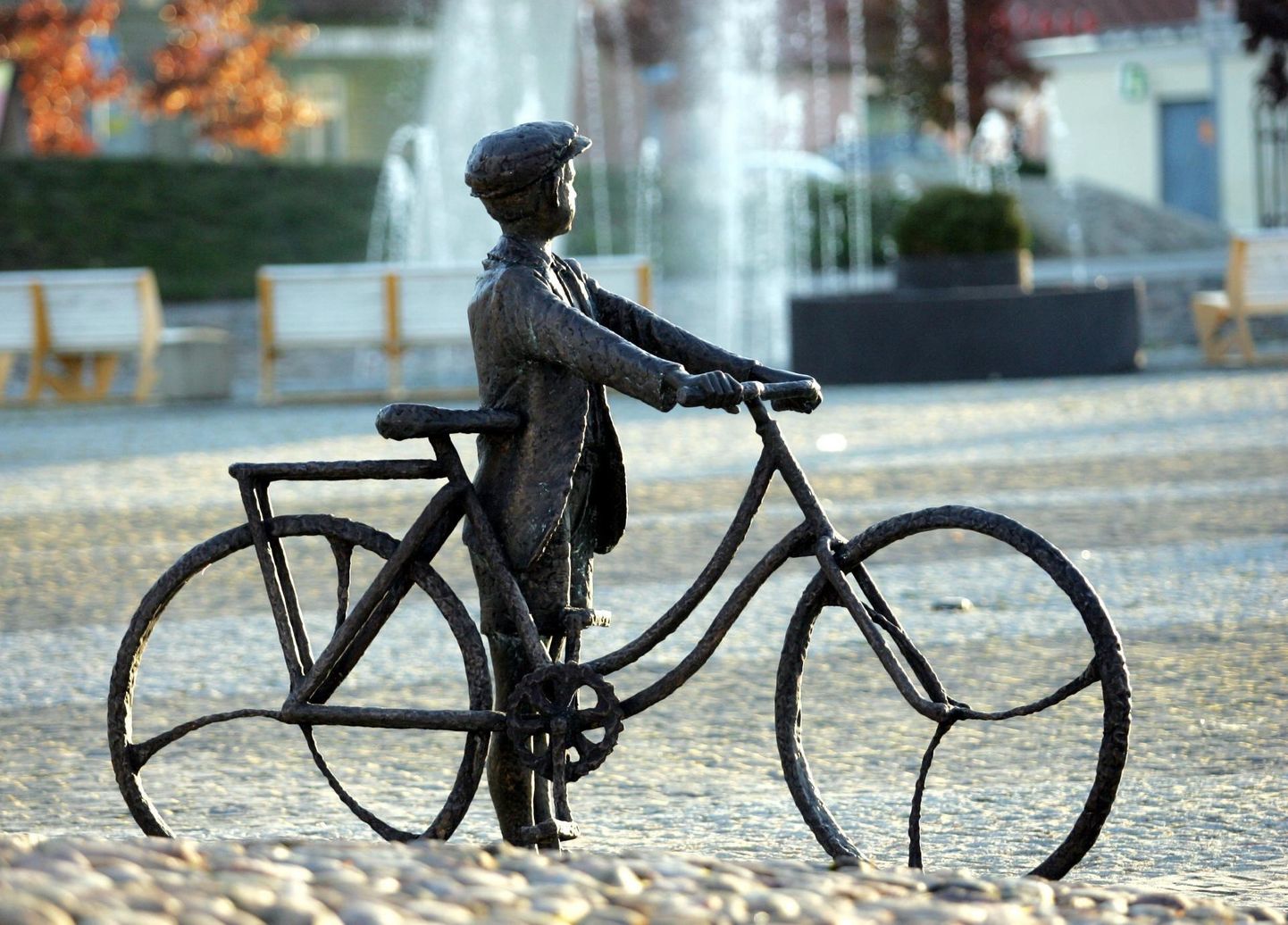 Skulptuur «Noormees jalgrattaga muusikat kuulamas» Rakvere keskväljakul
