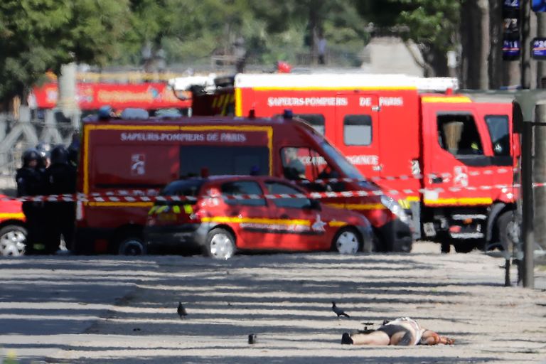 Autot juhtinud meesterahvas sai pärast politseibussi rammimist tõsiselt viga ja jäi  teadvusetult maha lamama. Politsei teatel on ta nüüdseks surnud. FOTO: THOMAS SAMSON/AFP/Scanpix