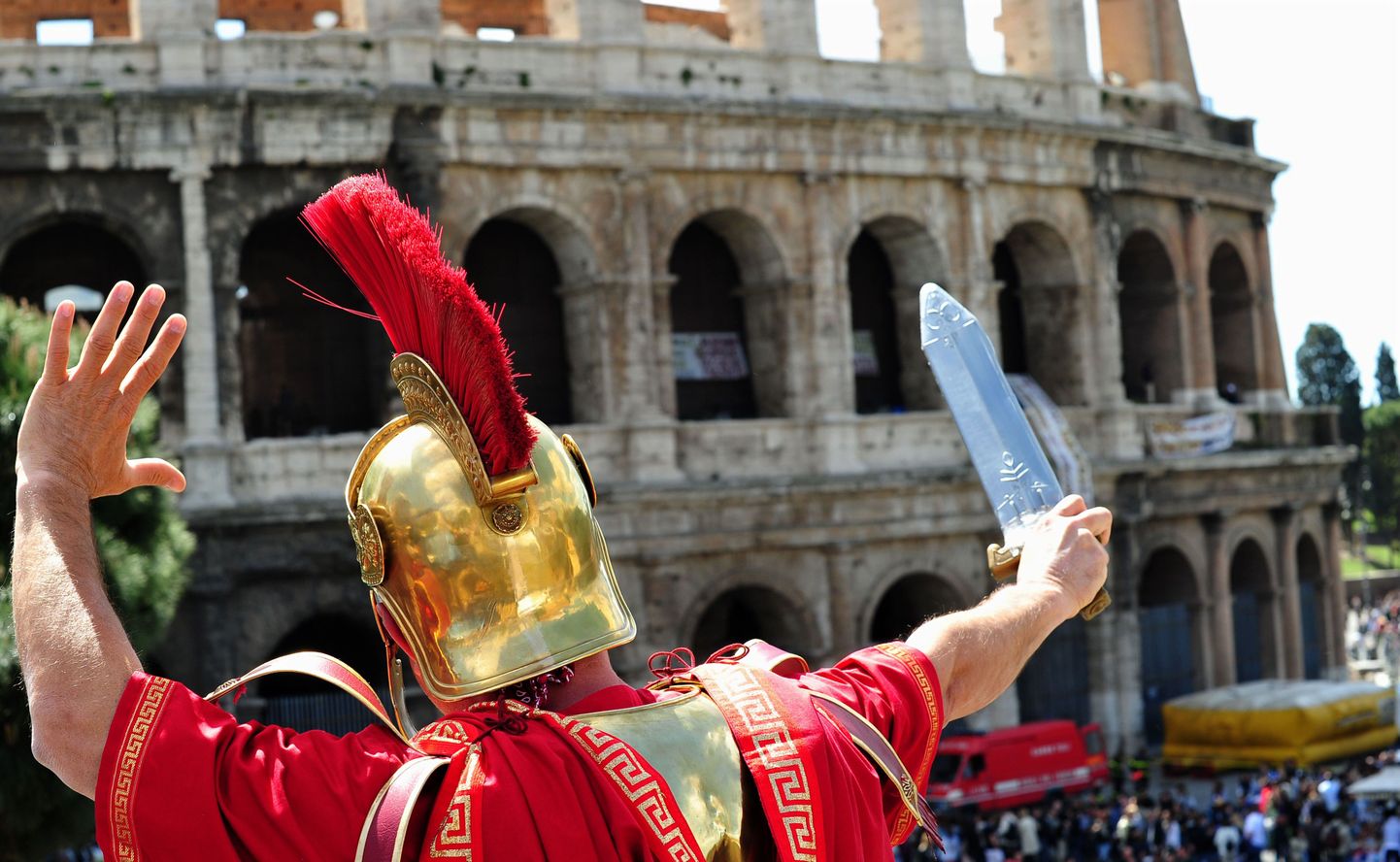 Vana-Rooma tsentuurioks riietunud näitleja Colosseumi juures