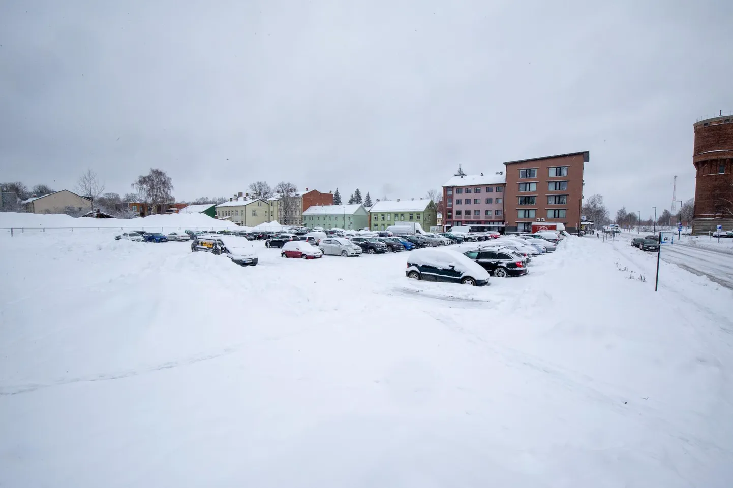 Autojuhid võivad Tiigi 67 parklas tasuta parkida veel mõne päeva, uuest nädalast tuleb selle eest juba maksta.