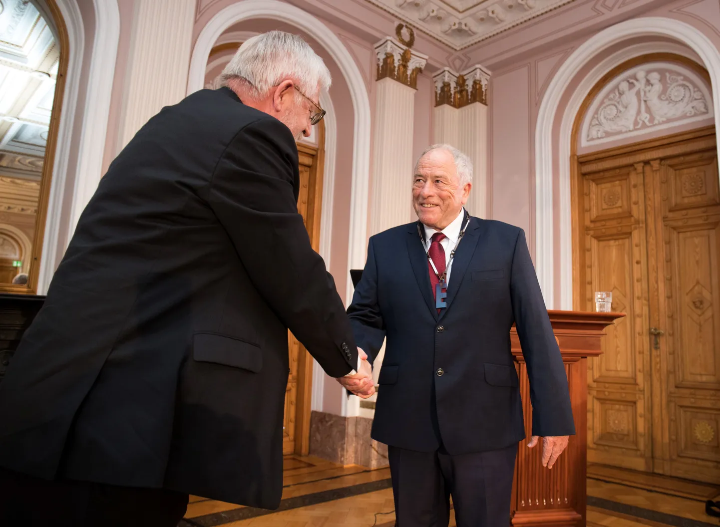 Teaduste akadeemia president Tarmo Soomere riputab Kurt Wüthrichile kaela Endel Lippmaa nimelise medali.