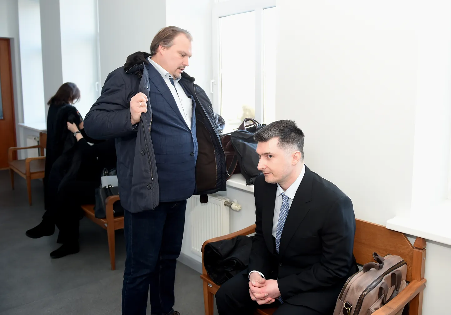 Advokāts Artūrs Zvejsalnieks (no kreisās) un apsūdzētais Romāns Siņicins pirms tiesas sēdes Rīgas apgabaltiesā, kur izskatīs krimināllietu, kurā viņš apsūdzēts par pusaudža vecumā 1994.gadā pastrādātām veikalu apzagšanām.