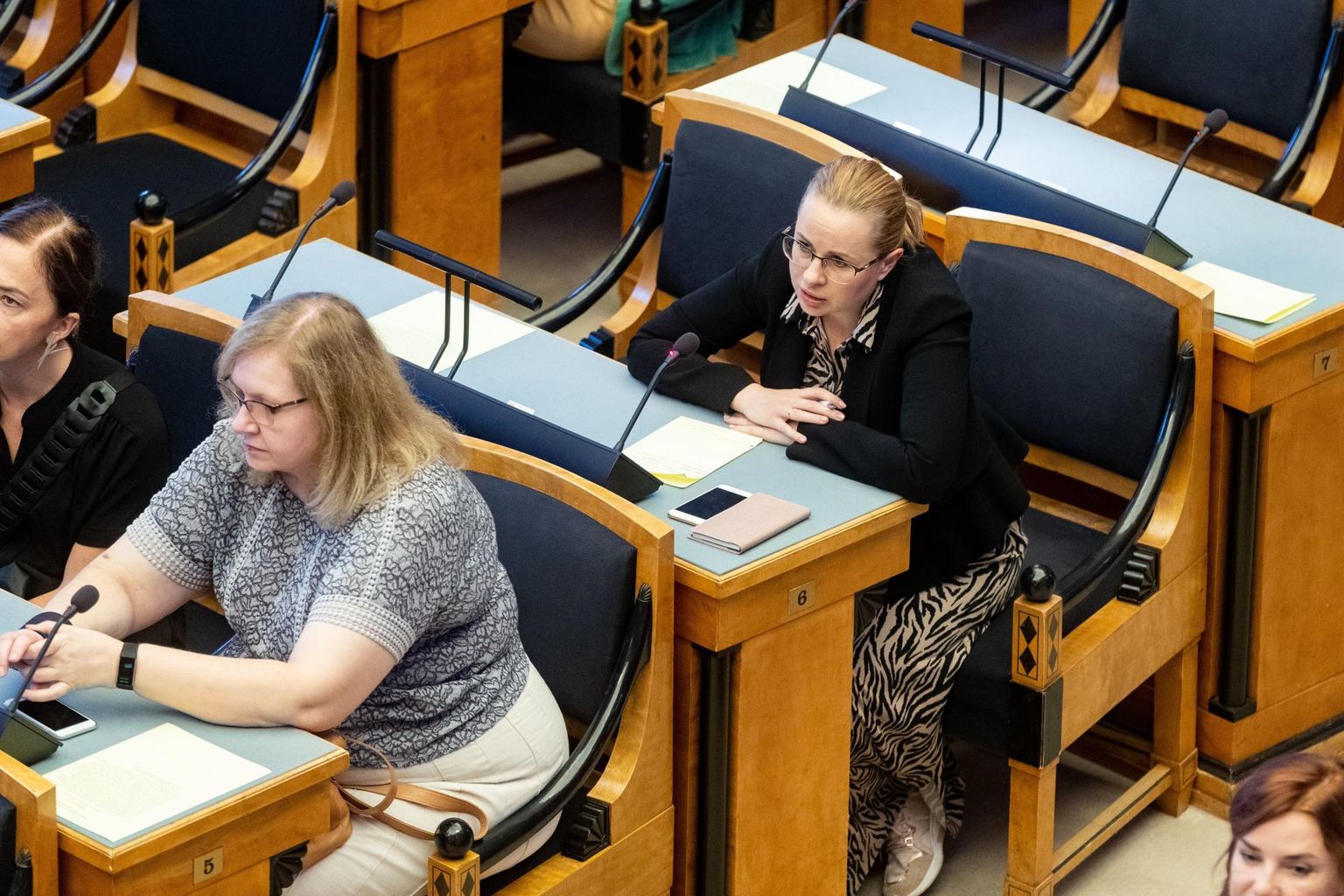 Ehkki sügisistungjärk algab esmaspäeval, kogunes parlament suvel erakorraliselt vastu võtma avaldust Valgevene demokraatia toetuseks. Pildil Maris Lauri ja Maria Jufereva.
