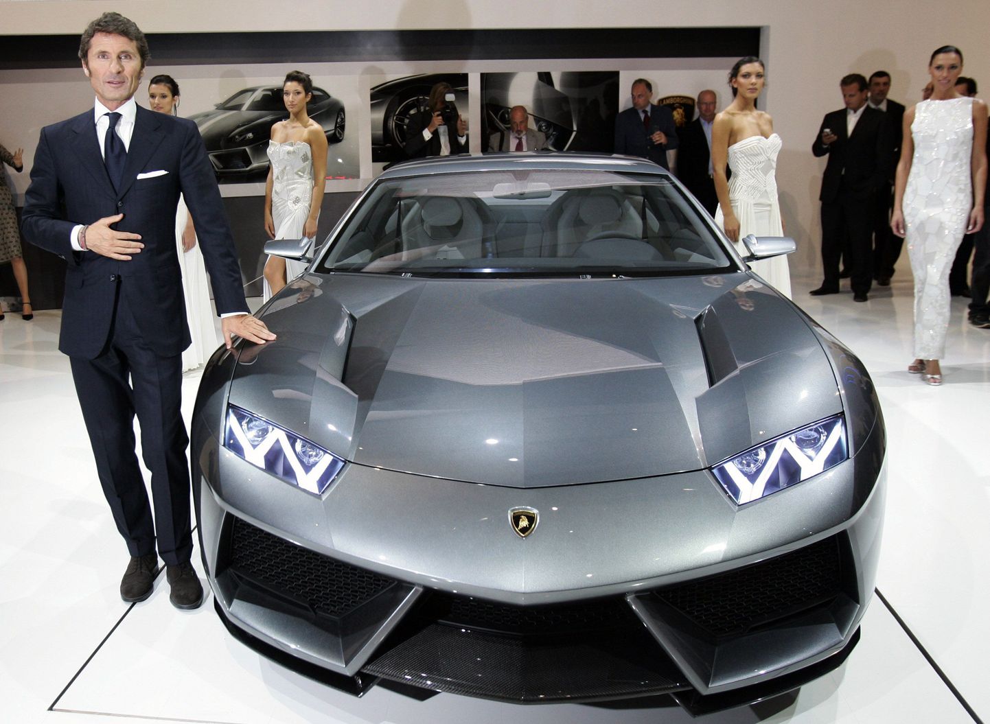 Lamborghini tegevjuht Stephan Winkelmann (44) tutvustamas Estoque’i 2008. aasta oktoobris toimunud Pariisi autonäitusel.