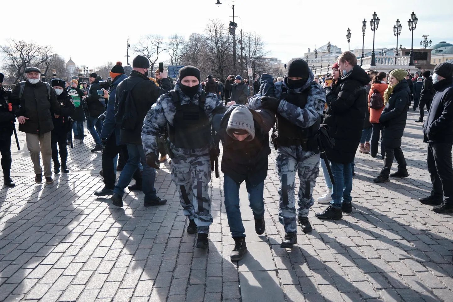 Enam kui 2500 venemaalast vahistati 6. märtsil Ukraina sõja vastastel protestidel 49 linnas üle Venemaa. Moskvas kogunesid protestijad kesklinnas, Kremli lähedal, politsei ajas meeleavalduse jõuga laiali.