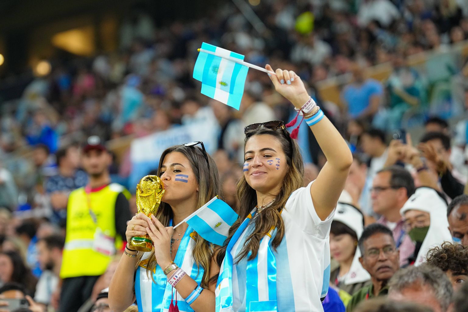 Argentina koondise fännid MM-finaalis. Foto on illustreeriv, kumbki neist neiudest teadaolevalt staadionil rindu ei paljastanud.