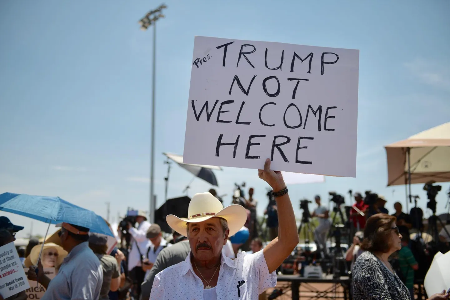 El Pasos kogunenud meeleavaldajad andsid mõista, et Trump ei ole suure mehhiklaste osakaaluga linnas teretulnud.