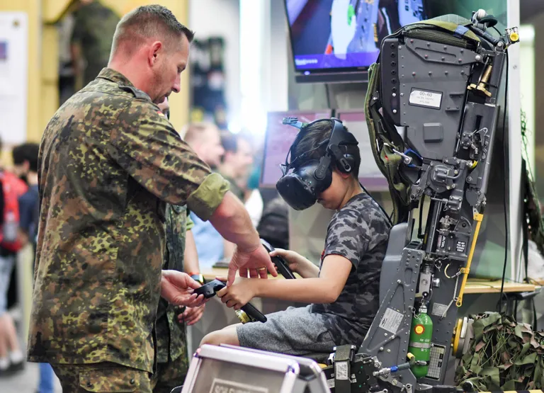 Saksa sõjavägi tuli välja Kölni Gamescom konverentsile. Lastele pakuti võimalust proovida hävitaja lennusimulaatorit.