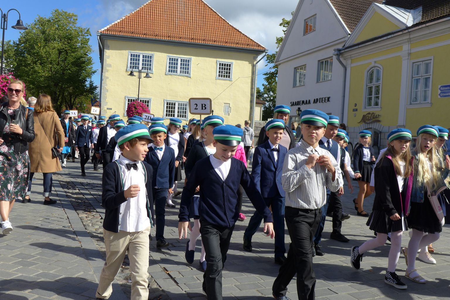 Saaremaa Ühisgümnaasiumi, nüüdse Kuressaare Hariduse kooli rongkäik 2020. aastal.