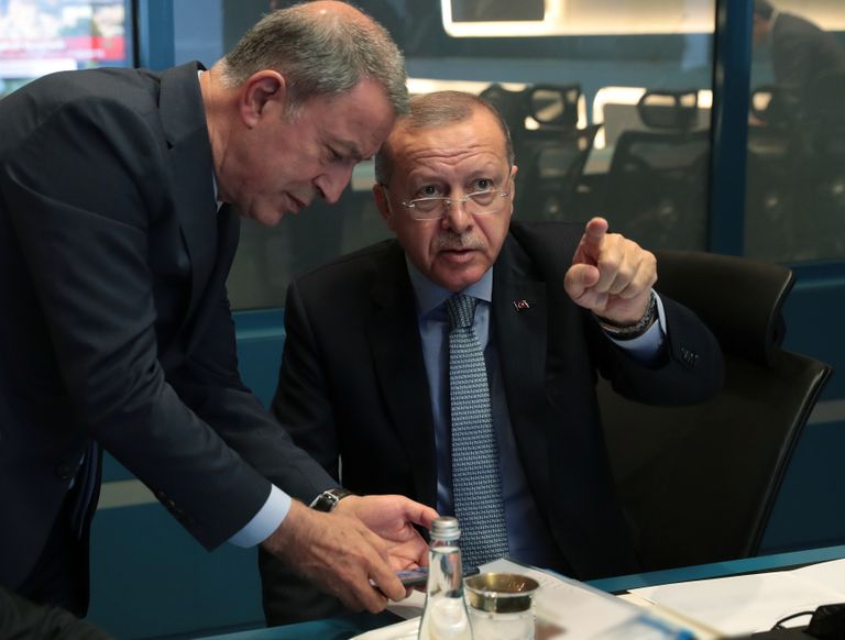 Recep Tayyip Erdoğan (paremal) jälgimas operatsiooni käiku.
