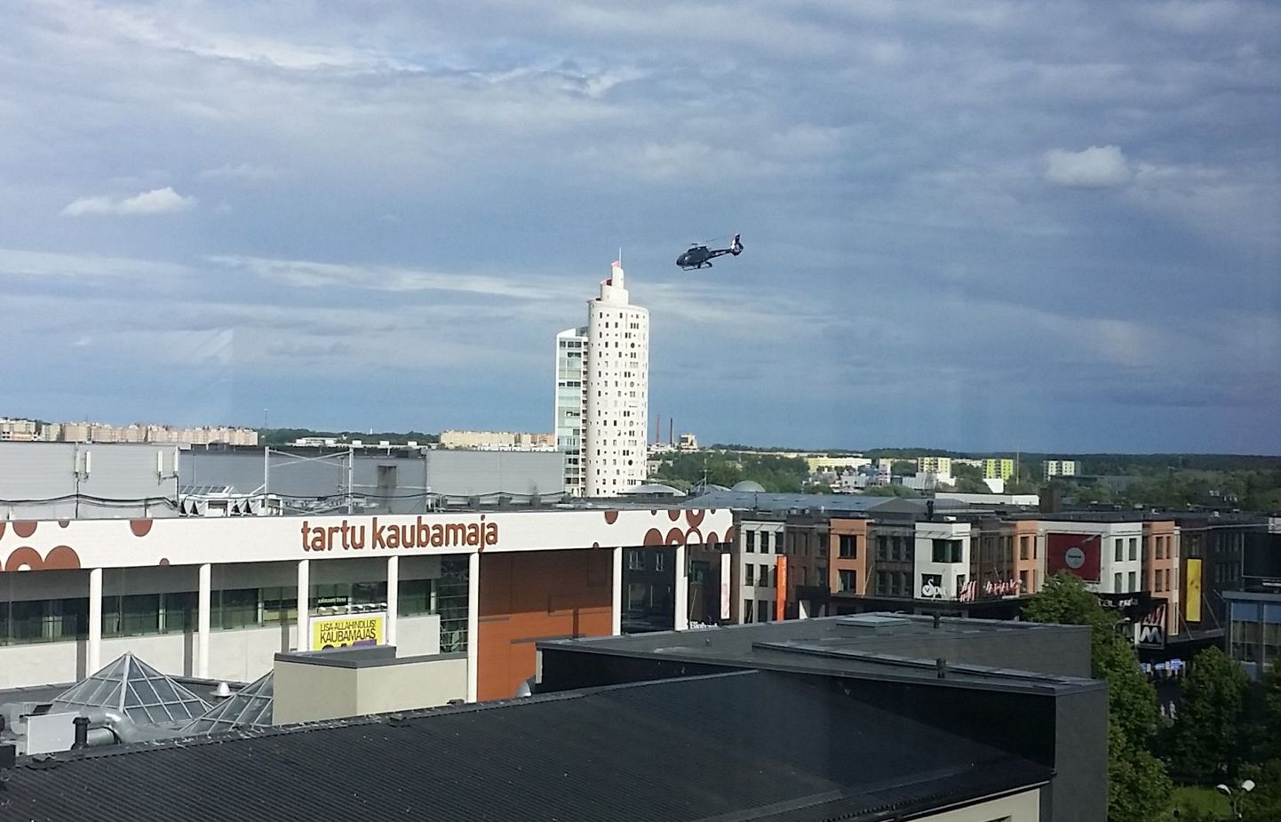 Kvartali kaubanduskeskuse katuselt lendu tõusnud helikopter.