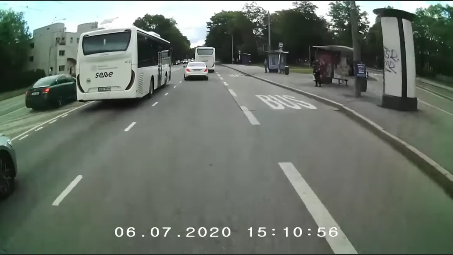 Опасный момент на дороге.
