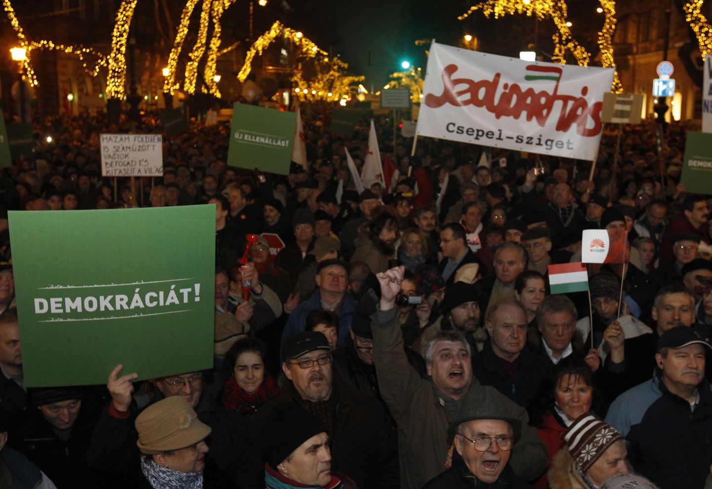 Budapesti tänavatele kogunes ligi 100 000 inimest, et avaldada protesti uue põhiseaduse vastu.