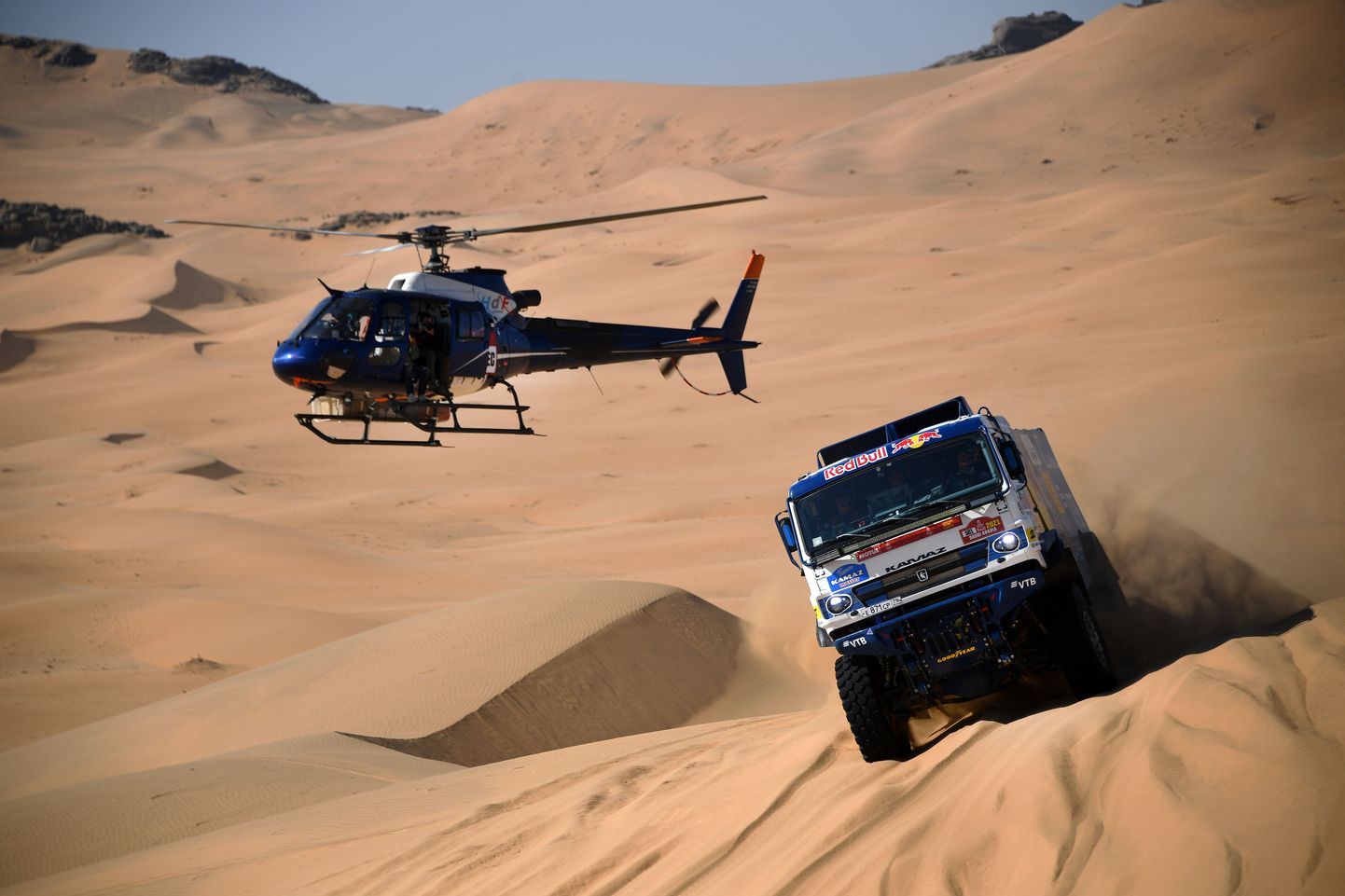 Anton Šibalov põrkas Dakari ralli viimasel kiiruskatsel kokku helikopteriga.