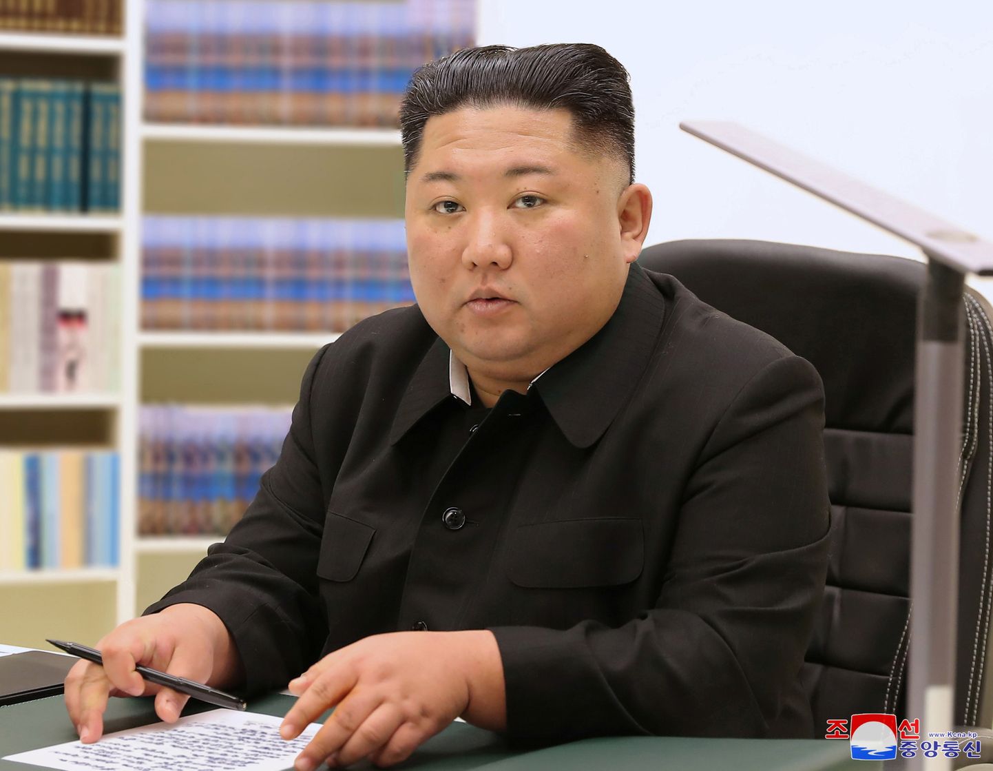 Põhja-Korea meedia avaldatud foto liider Kim Jong-unist 31.  detsembril 2020, kui ta kirjutas oma rahvale uusaastasoovidega kirja
