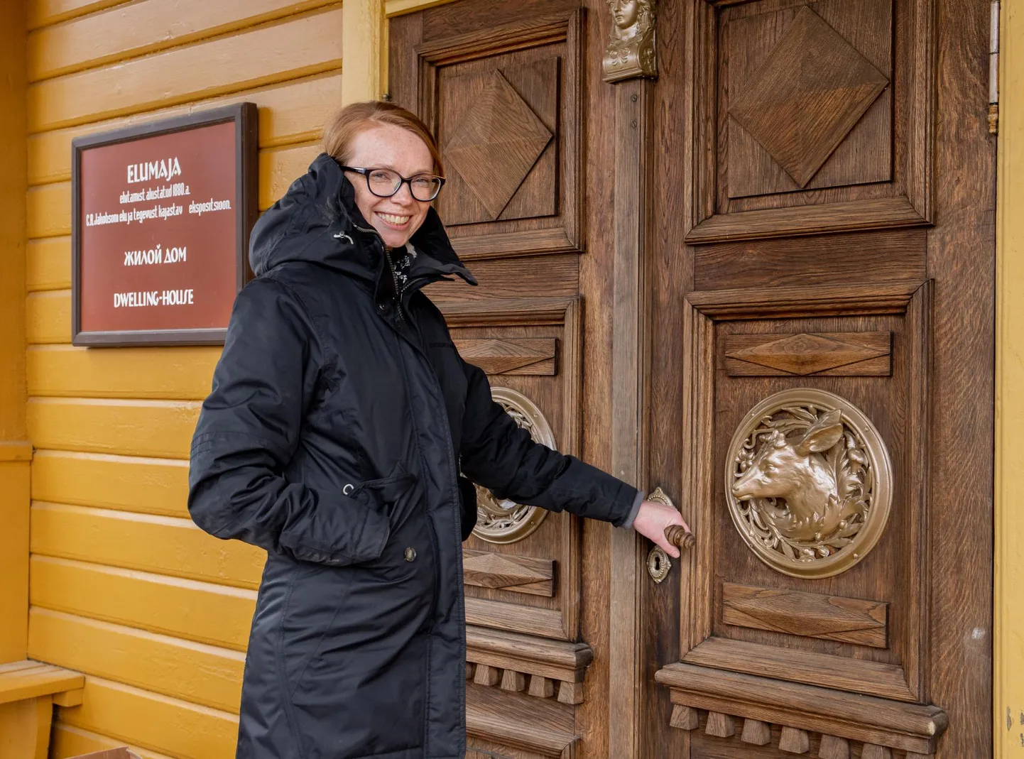 «Plaan on selline, et suvel hakkame tegema peamajja erilisi tuure, aga uus ekspositsioon saab üles aasta teises pooles,» ütleb SA Eesti Maaelumuuseumid Kurgja talumuuseumi administ­raator Silja Tammai-Kaja renoveeritud peamaja trepil.