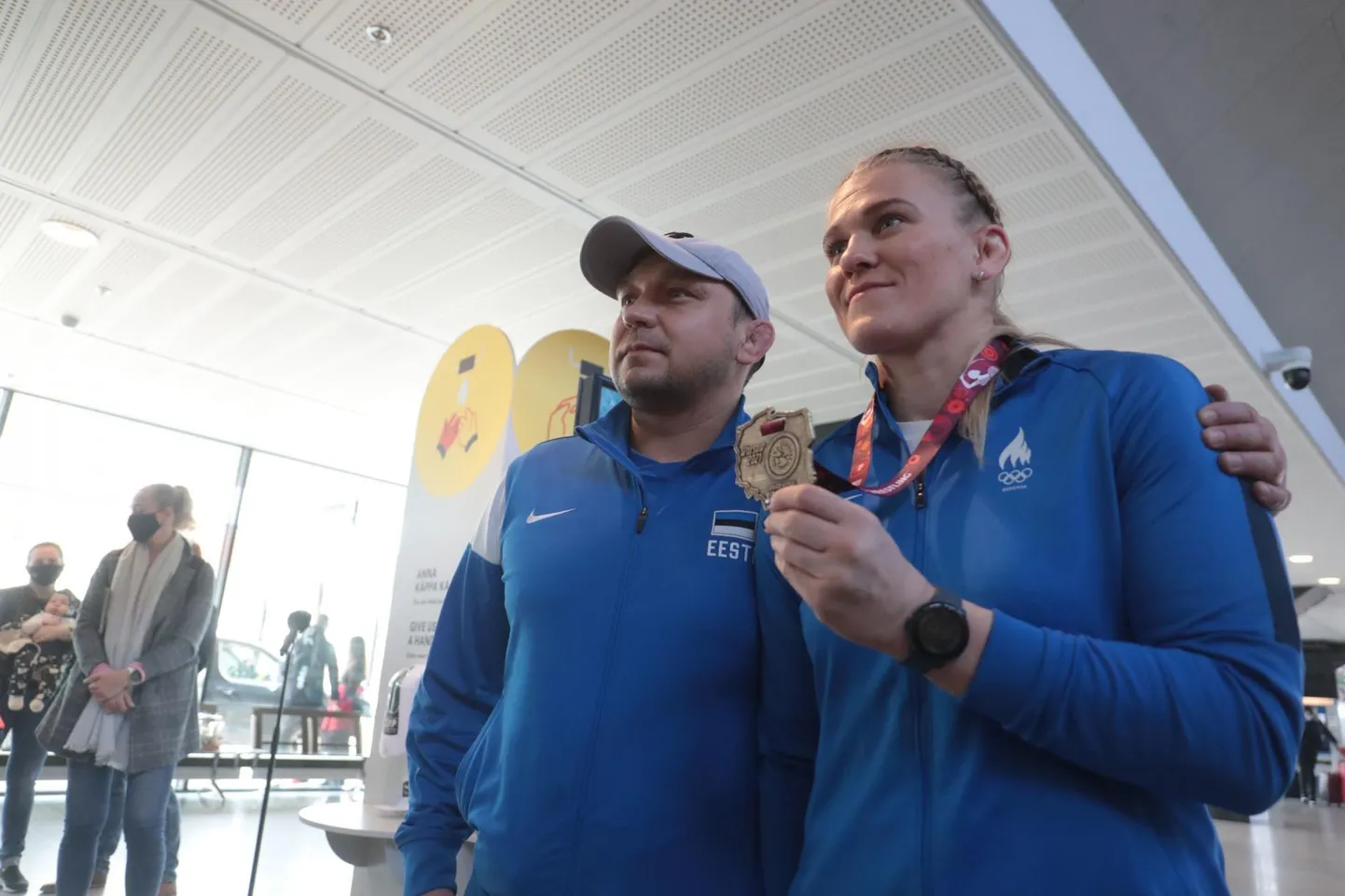 Reede pärastlõunal Eestisse naasnud maadluskangelased, Euroopa meistrivõistluste kuld Epp Mäe ja tema treener Ahto Raska.
