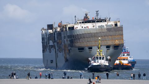 Hollandi rannikul põlenud autolaev pukseeriti lõpuks sadamasse