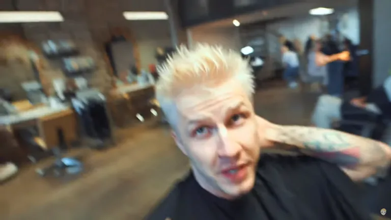 Juutuuber Martti Hallik ajas juuksed maha ja nägi enda arust välja nagu punkbändi The Offspring laulja.