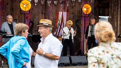 GALERII JA VIDEO ⟩ Anne Veski astus üles Asva viikingiküla linnuse müüride vahel