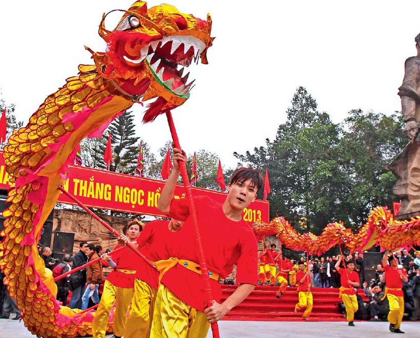 Draakonitantsu festival Hanois, pidutseja selja taga Vietnami keisri Quang Trungi kuju.