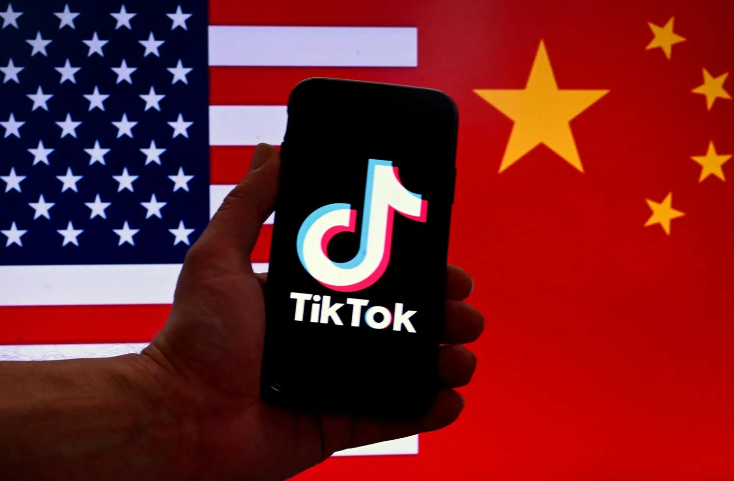Ühismeediarakenduse TikTok logo, taustal Ameerika Ühendriikide ja Hiina lipud. Firma peab USA Kongressi vastuvõetud otsuse kohaselt sidemed Hiina emafirmaga katkestama või peatama oma tegevus Ühendriikides.