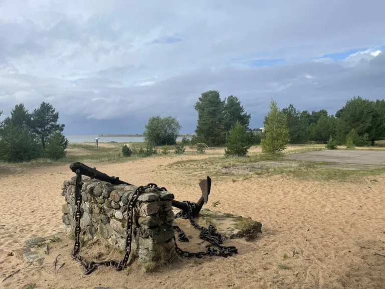 Loksa pole mingi kuurort, aga väikest rannikulõiku, mida sadamast eraldab Valgejõgi, võib supelrannaks pidada küll.