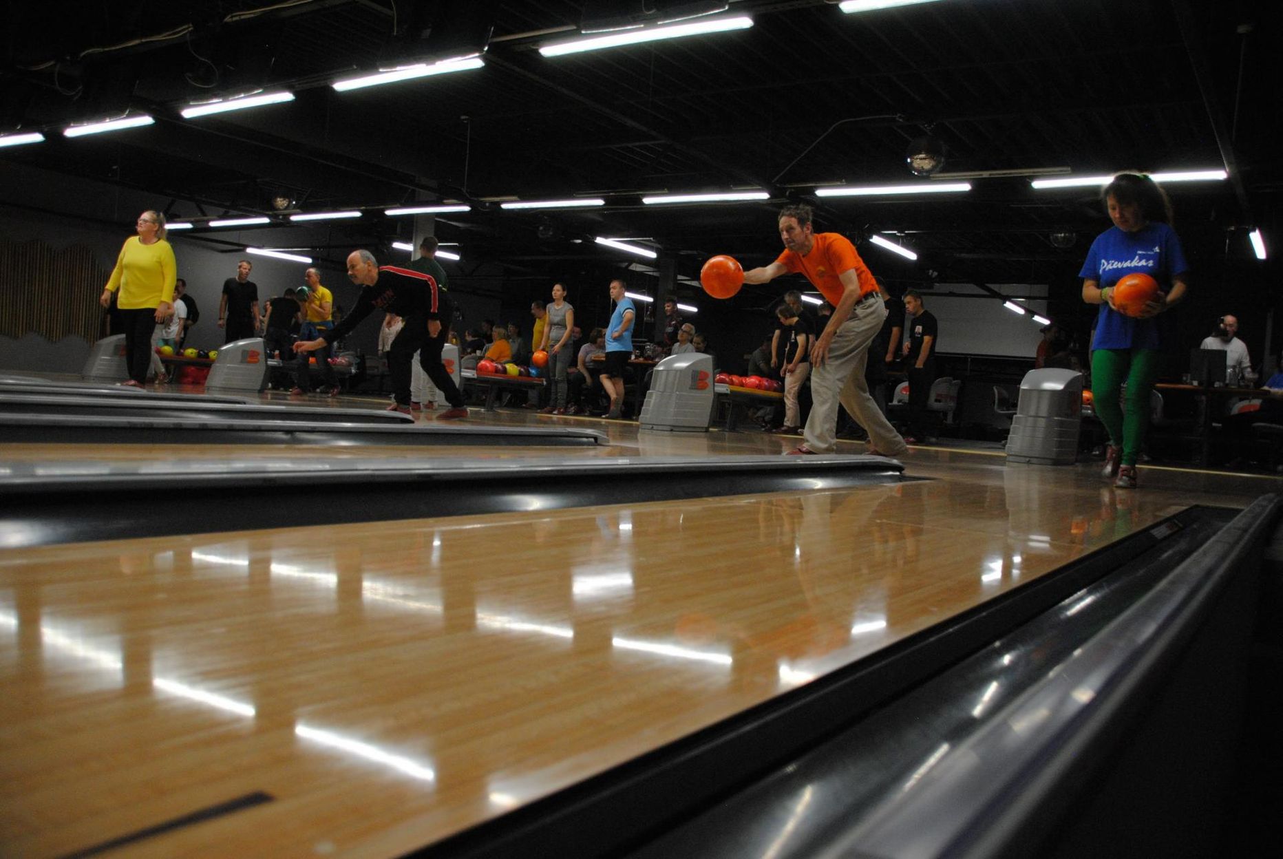 Eriliste inimeste bowling’u-turniiri auhindu jahtis vaba aja keskuses OKOK kümme võistkonda.