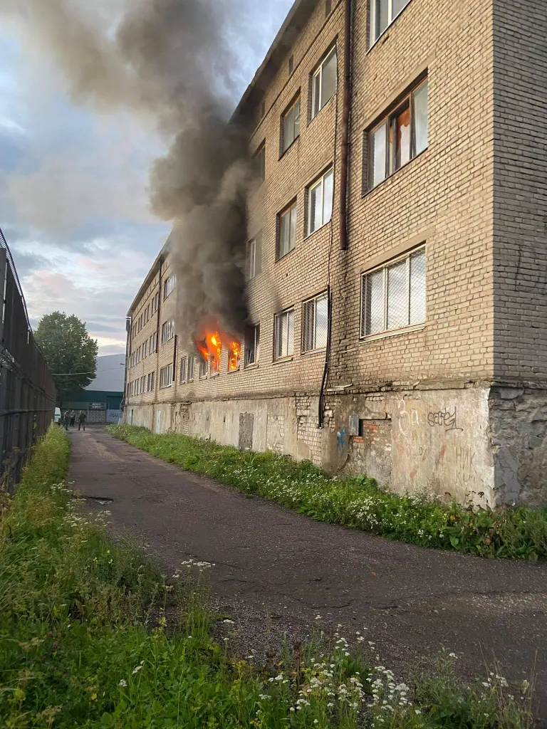 Пустующее старое учебное здание по ул. Александра Пушкина, 33, подлежащее сносу для строительства госгимназии: здесь сейчас регулярно случаются пожары, и последний вспыхнул не далее как вечером 27 августа.